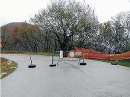 Maltempo, la strada per Canneto resta chiusa: la messa trasloca. E' polemica