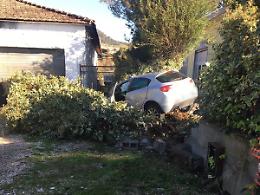 Auto civetta dei carabinieri si scontra con una Panda e abbatte un muretto