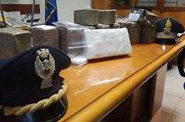 Coca e hashish all'ingrosso: giovane carrozziere trovato con 11 chili di droga