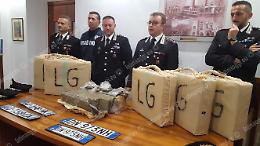 Con 230 chili di hascisc in auto, tre persone in manette