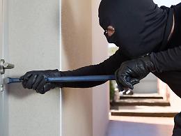 Ladri in azione in due aziende: rubati camion e attrezzature