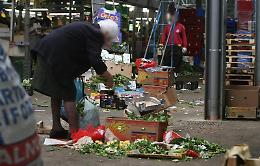 Povertà, famiglie allo stremo. La Caritas finisce le scorte e lancia l'Sos