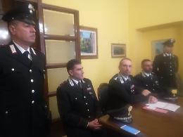 Spaccio in casa in presenza del figlio minore: una famiglia in manette