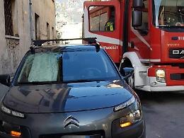 Scoppia una gomma, auto contro centralina del gas: paura in strada