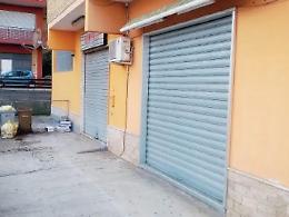 Rapina con la pistola alla sala slot: dipendente reagisce e resta ferito