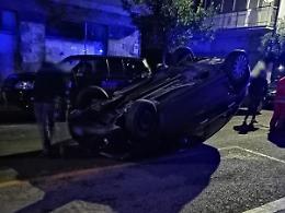 Si ribalta con l'auto in pieno centro: terrore per un giovane