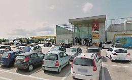 Autogrill, tifosi scatenati: distruggono tutto, botte al personale. Otto denunce