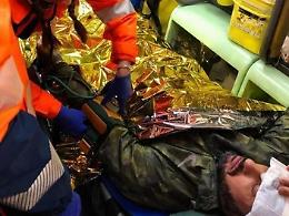 Fabrizio Corona aggredito dai "padroni dello spaccio". "Usati bastoni e cani"