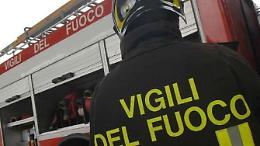 Abitazione avvolta dalle fiamme: muore giovane disabile, era solo in casa