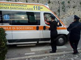 Senza lavoro né casa e con due figlie piccole: disperata, tenta il suicidio