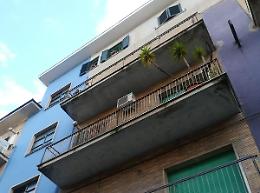 Bimba precipita dal balcone, la città riempie di luci l'albero che l'ha salvata
