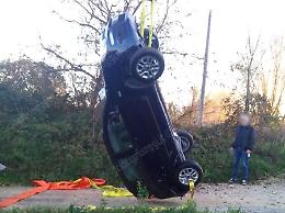 Con l'auto nel canale mentre fa retromarcia: donna estratta dai soccorritori