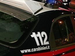 Ruba denaro da alcune auto ferme in un'officina meccanica: 61enne nei guai