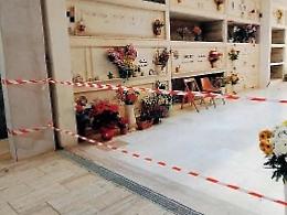 Una frana si riversa nel cimitero: tombe interdette e transennate
