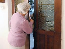 Si finge inviato del vescovo e chiede soldi: la truffa delle feste è servita
