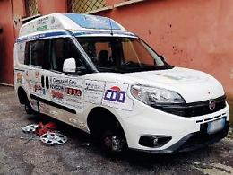 Vandali senza pietà contro il pulmino che trasporta disabili: sdegno in città