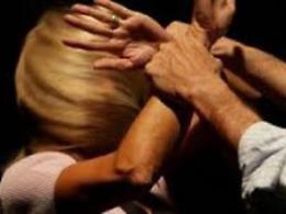 Insultata, picchiata e minacciata dal marito per anni: esasperata lo denuncia