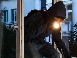 Colpo lampo ai danni di un'azienda: la banda del buco non va in vacanza