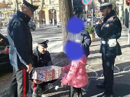 Carabinieri in veste di Babbo Natale restituiscono il sorriso ad una bimba