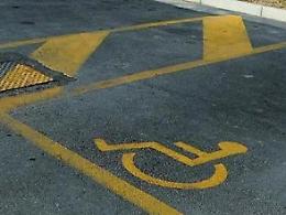 Sosta selvaggia sulle strisce gialle, il duro sfogo di un cittadino disabile