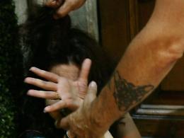 Guinzaglio alla compagna in strada, la donna lo aveva lasciato