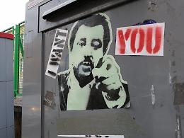 Scritte contro Salvini: il ministro paragonato ad Hitler. Allarme e polemiche