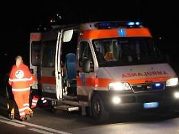 Travolto e ucciso da un'auto nella notte: caccia al pirata della strada