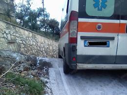 Ambulanza bloccata dal dosso: esplode la protesta dei residenti