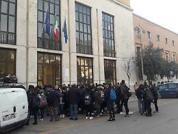 Termosifoni spenti, i ragazzi protestano: la soluzione arriva dal sindaco