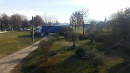 Incidente tra auto e tir, uomo sanguinante estratto dalle lamiere: è grave