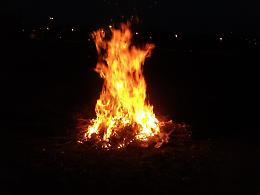 Fuoco in piazza per le feste, ma nessuno pulisce l'area