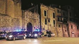Malmena la cassiera e rapina un bar portandosi via la cassa: arrestato
