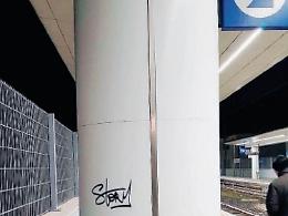 Vandali alla stazione: danneggiamenti, furti e ora spuntano nuove scritte