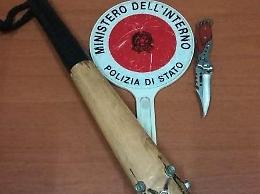 In auto con un coltello a serramanico e una mazza bullonata: denunciato