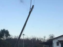 Palo della linea telefonica a rischio caduta: i cittadini protestano