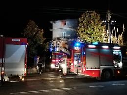 Appartamento in fiamme: tre bambini salvati mentre dormivano