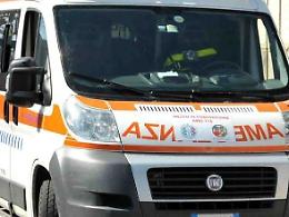 Getta a terra la figlia di soli tre giorni e la uccide, poi tenta il suicidio