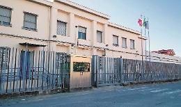 Adesca una donna sui social, ma in albergo lei lo vede e fugge. Lui la ricatta
