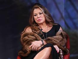 Serena Grandi rivela: "Ho un tumore al seno, l'ho scoperto grazie ai miei cani"