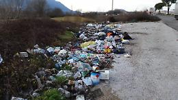 Degrado senza più freni: cumuli di rifiuti abbandonati ovunque