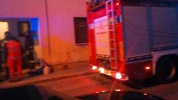 Petardo esplode davanti l'uscio di una casa: paura per una "nonnina"