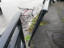 Bici contro auto: ferito un giovane immigrato. Traffico rallentato