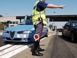 Condannata e ricercata: rom scovata in autostrada. Era in auto con due bambini
