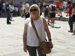 Incidente mortale all'alba: la vittima andava al lavoro. Ancora grave la figlia