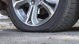 Atto vandalico al bivio: danneggiate le gomme a un'auto in sosta