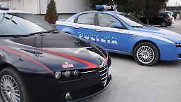 Aggredisce i clienti di un bar, poi le forze dell'ordine