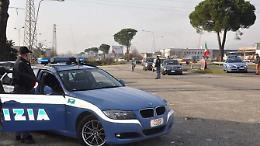 Sperona l'auto della polizia, fugge e “spara" con l'estintore: romeno arrestato