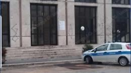 Cassino, imbrattata la sede del Comune: "game over" scritto sulla facciata