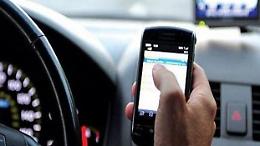 Giro di vite sull'uso degli smartphone alla guida: rafforzati i controlli