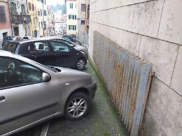 Parcheggio selvaggio in via Cavour a Frosinone tra proteste e assenza totale di controlli
